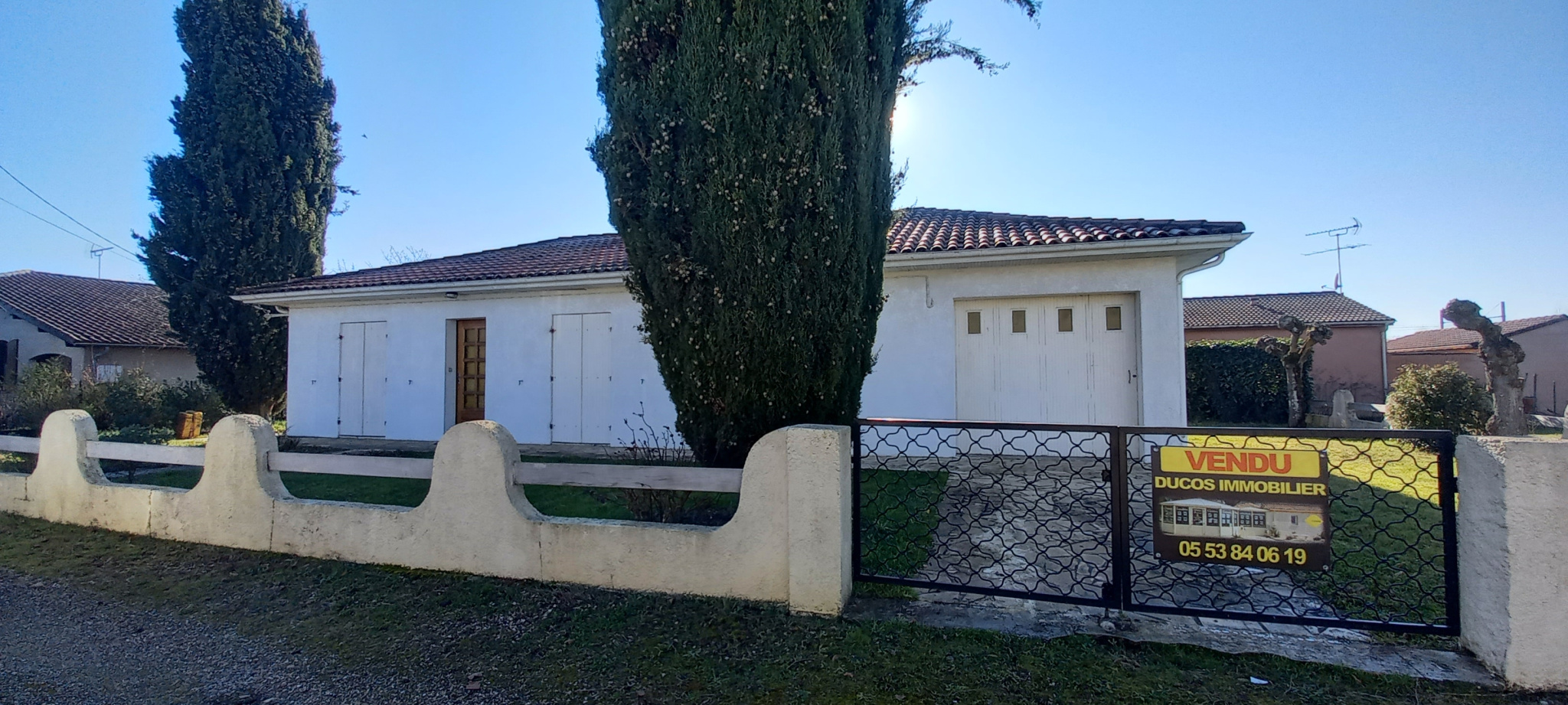 A vendre Maison proche des commerces.  1 H de Bordeaux