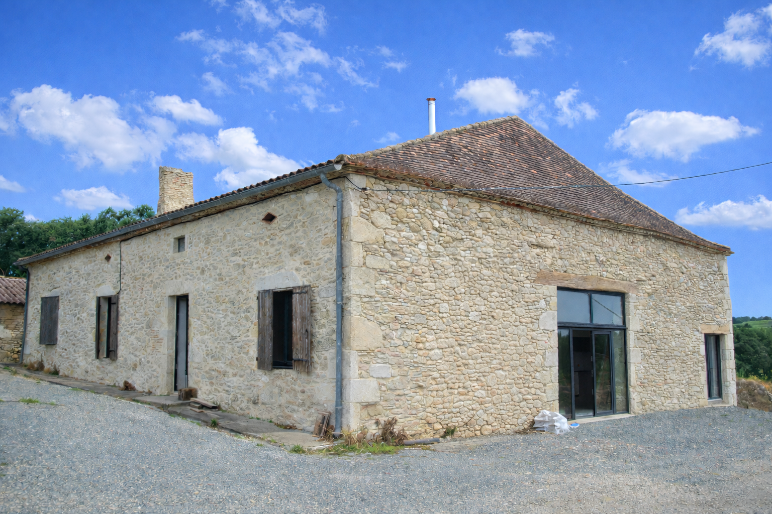 Maison en pierre dans un bel environnement et 13 hectares de terrains