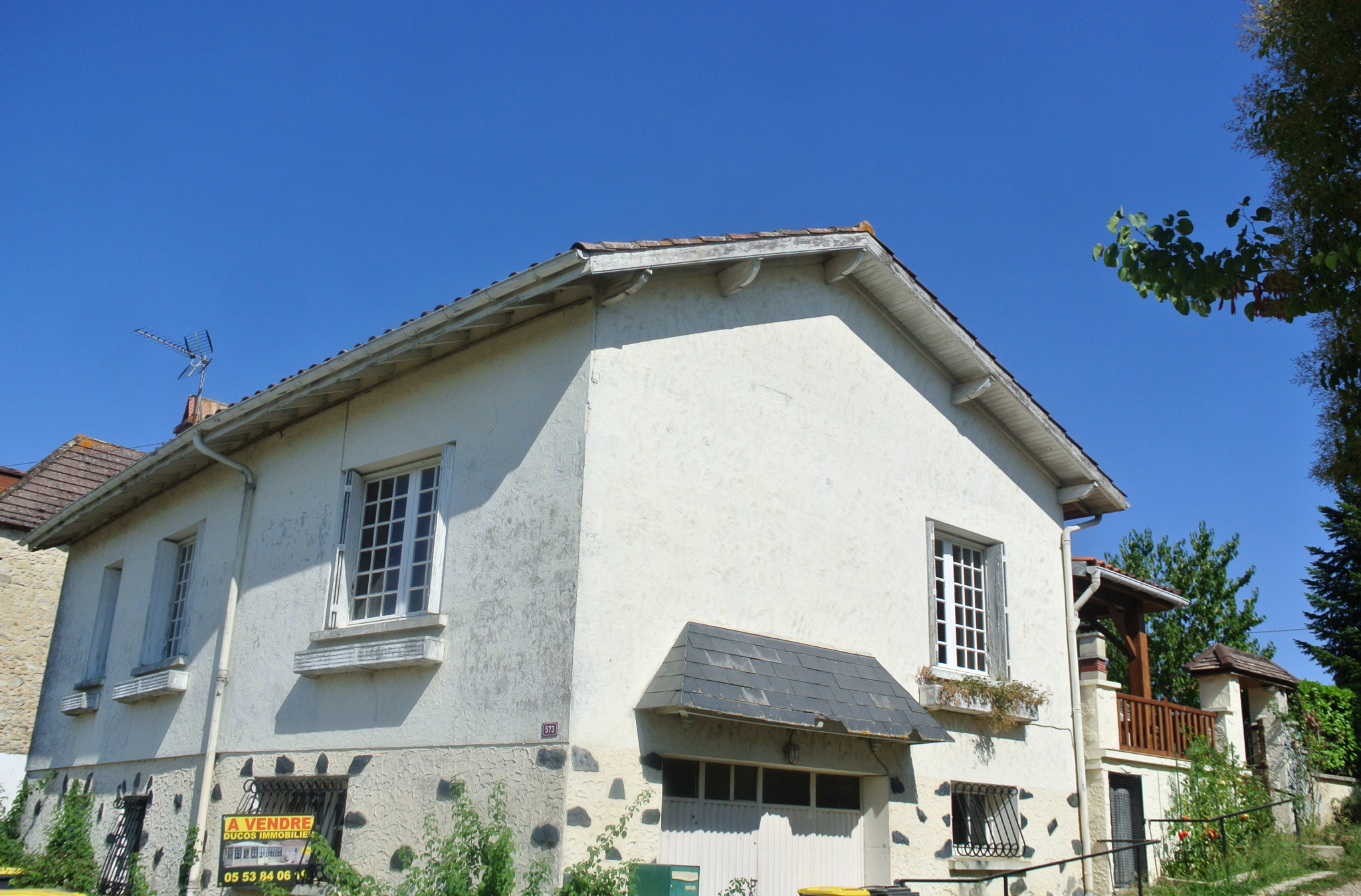 Maison de village avec jardinet et garage