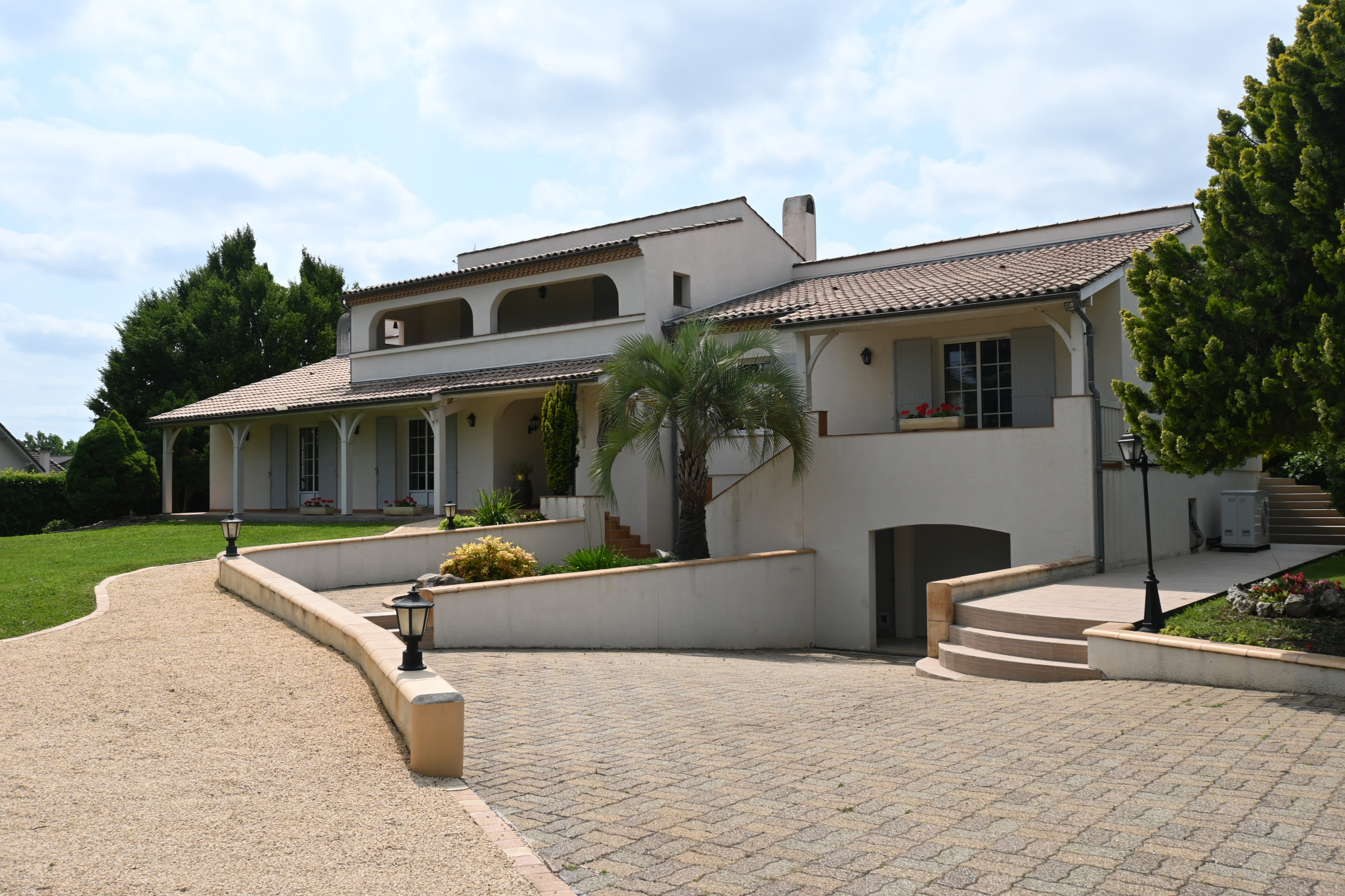 Maison de bonne construction avec 5 chambres et un bureau