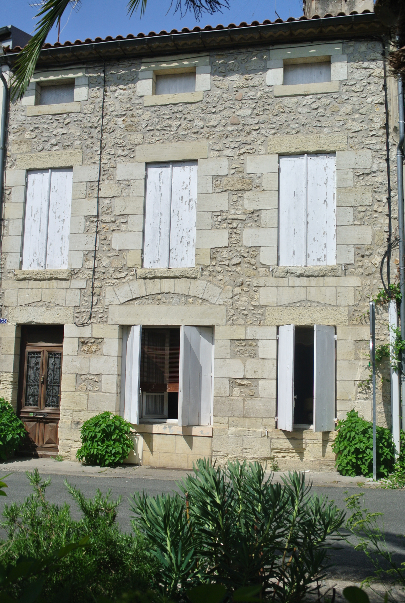 Plein coeur de Sainte Bazeille maison avec patio, garage et beaux volumes