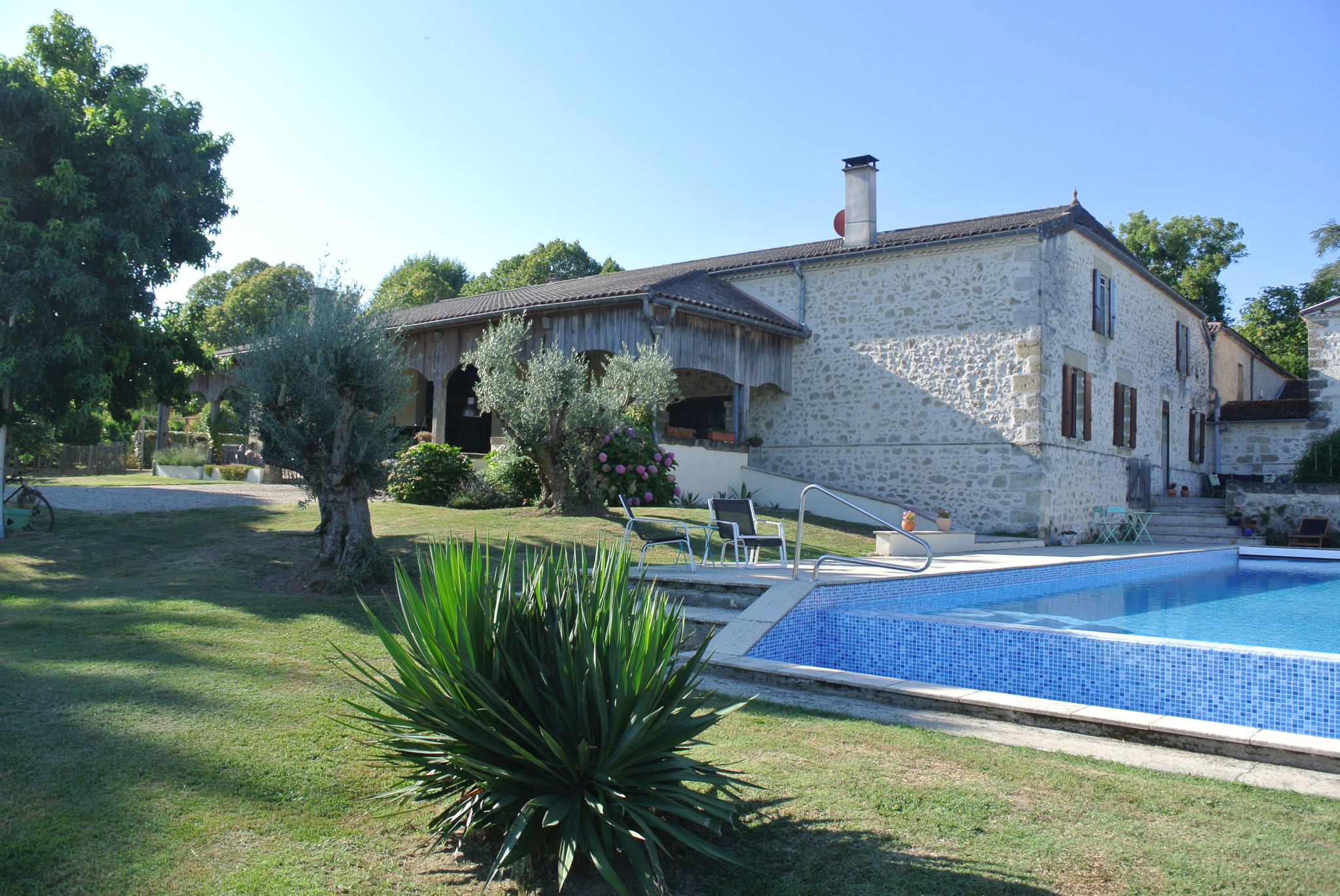 Propriété de caractère avec gîte, piscine et 1,4 ha de terrain   à 5 min de Marmande