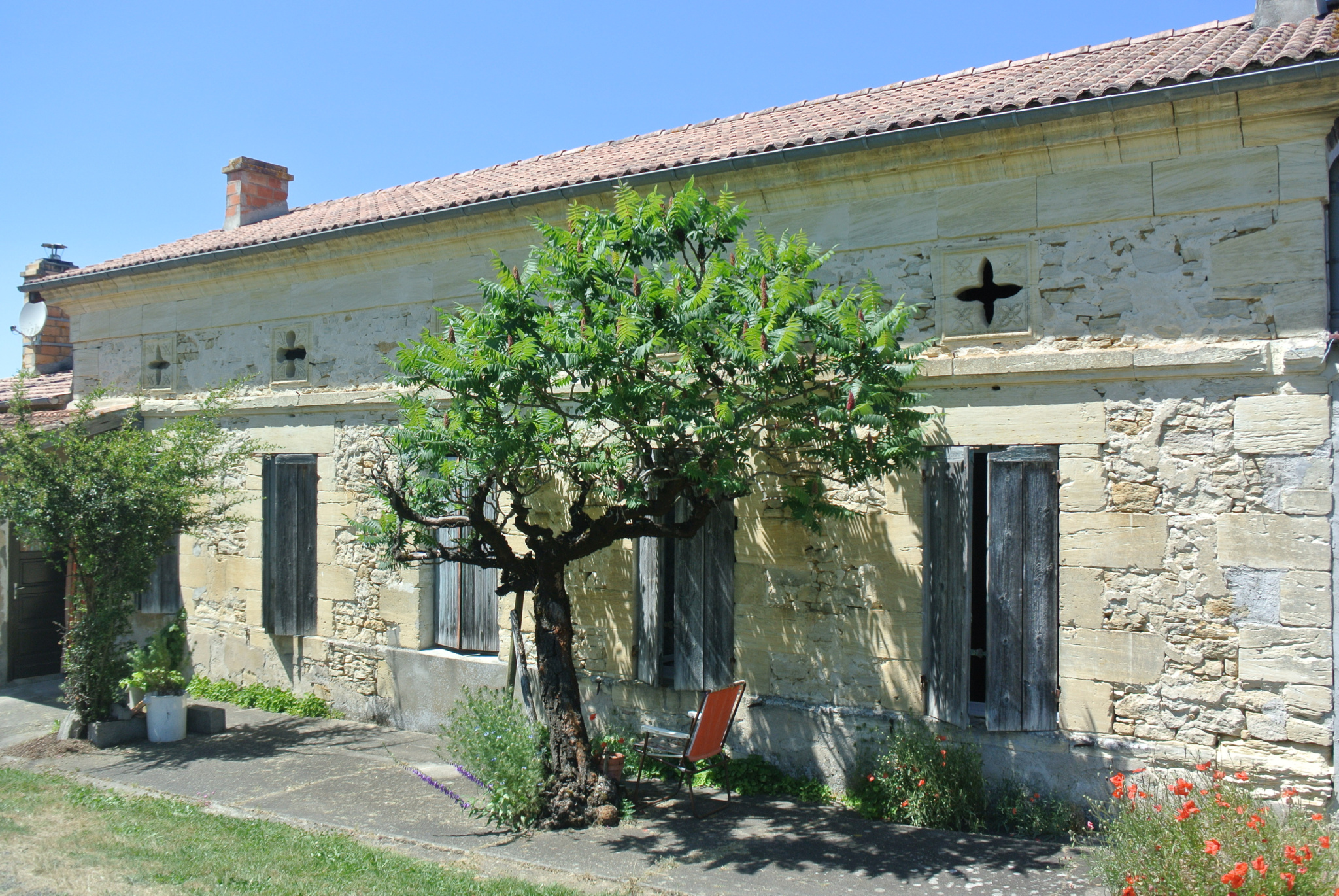 Maison en pierre avec beau potentiel