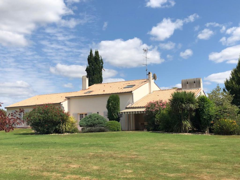  Maison de bonne construction avec 6 chambres