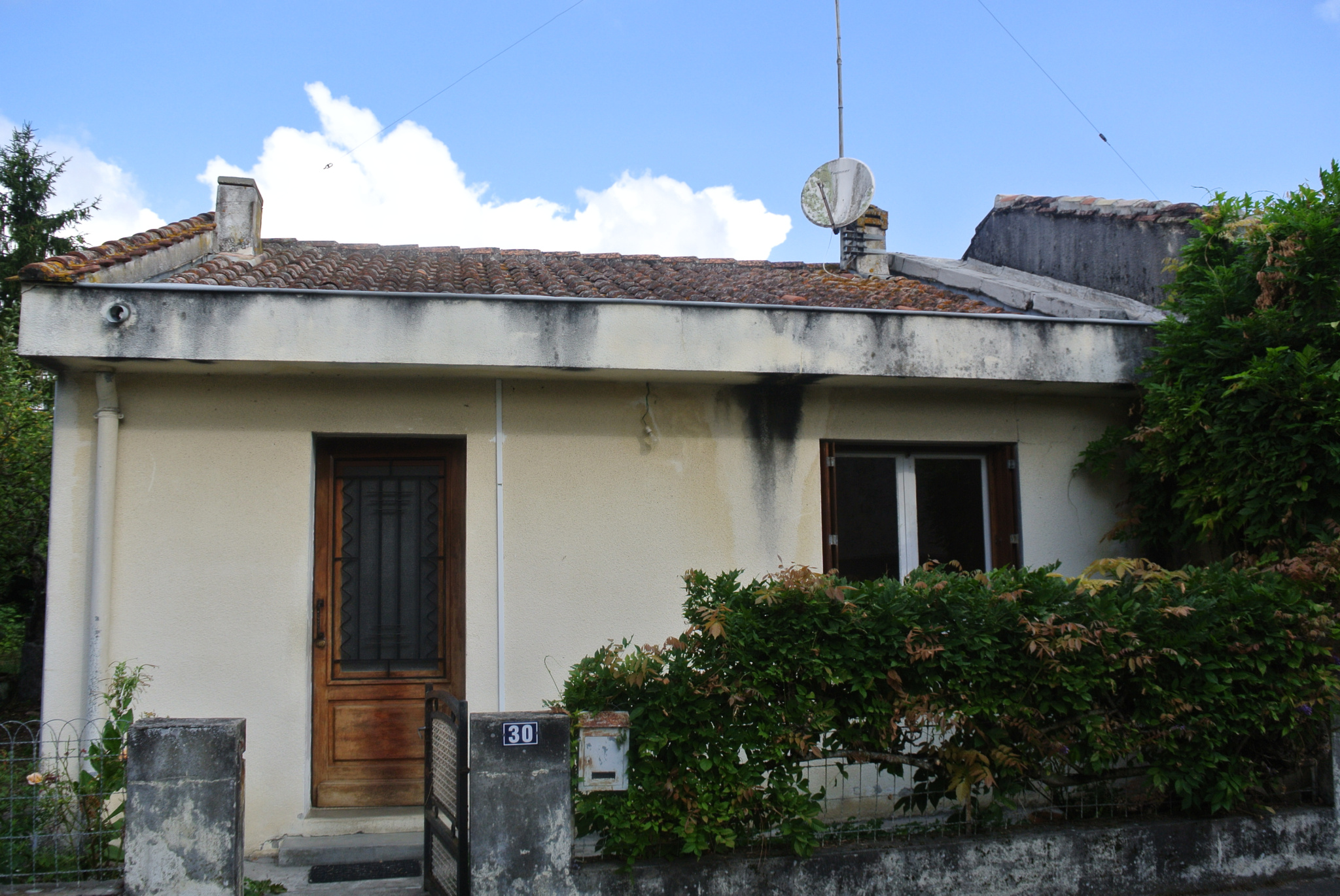 Maison de village de plain pied avec jardin